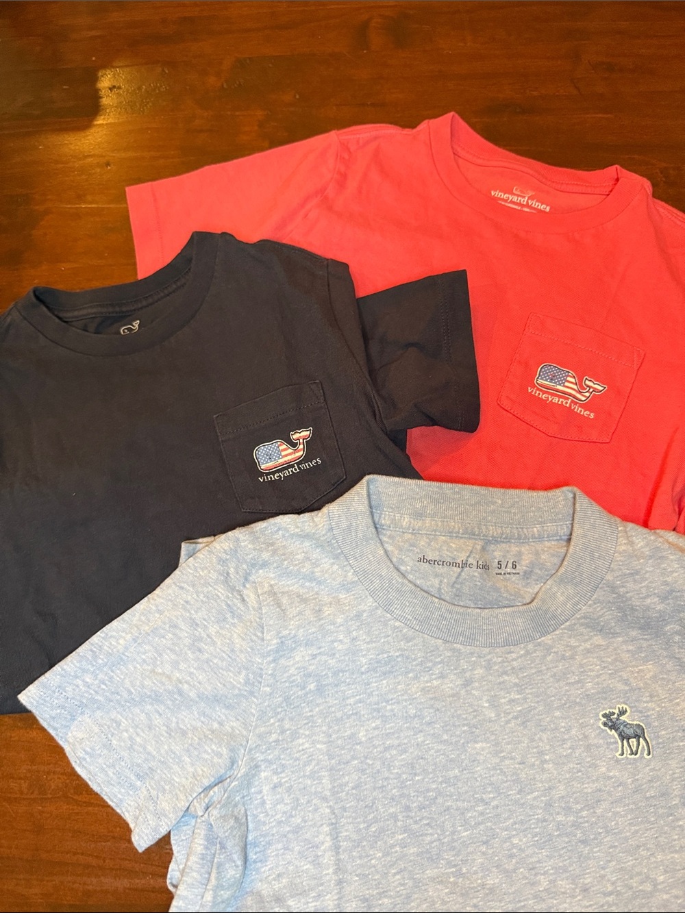 Vineyard Vines Coral & Navy Pocket Tee Set with Light Blue Abercrombie Tee